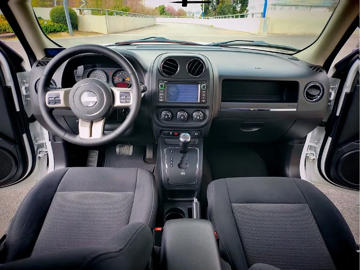 2014 Jeep Patriot 2.4L 170HP L4 6AT,autocango,china used car exporter,china ev exporter,chinese used car exporter,chinese used ev exporter