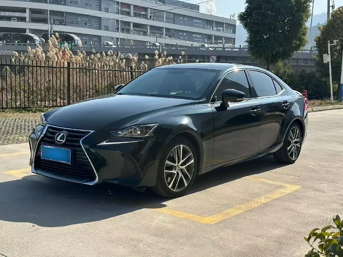 2017 Lexus IS 2.0T 245HP L4 8AT