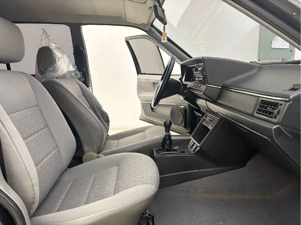 2004 Volkswagen Santana Classic 1.6L 87HP L4 5MT,autocango,china used car exporter,china ev exporter,chinese used car exporter,chinese used ev exporter