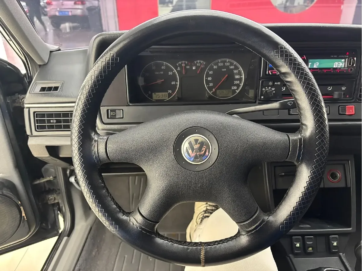 2004 Volkswagen Santana Classic 1.6L 87HP L4 5MT,autocango,china used car exporter,china ev exporter,chinese used car exporter,chinese used ev exporter