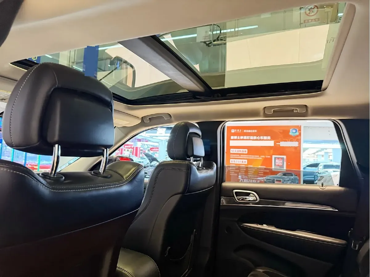 2013 Jeep Grand Cherokee SRT 6.4L 468HP V8 5AT,autocango,china used car exporter,china ev exporter,chinese used car exporter,chinese used ev exporter