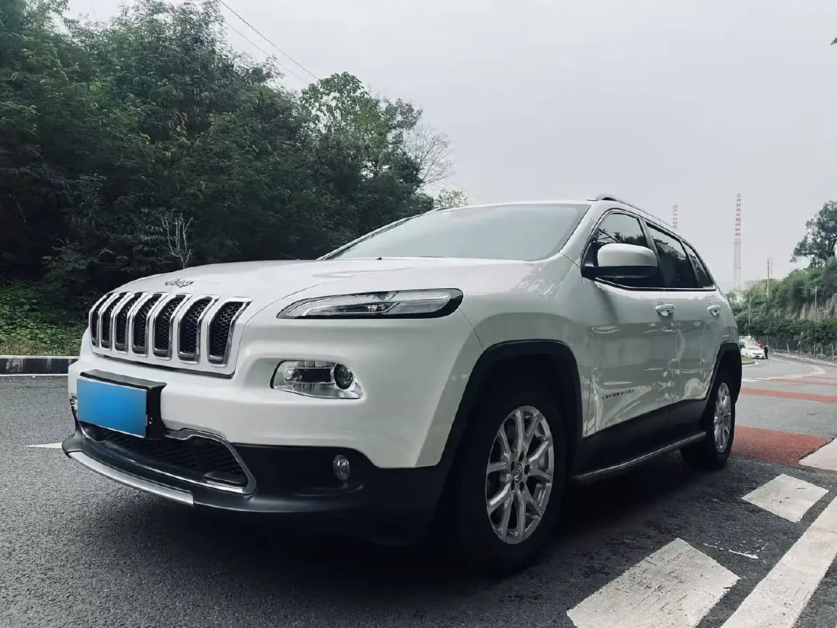 2017 Jeep Cherokee 2.0L 155HP L4 9AT