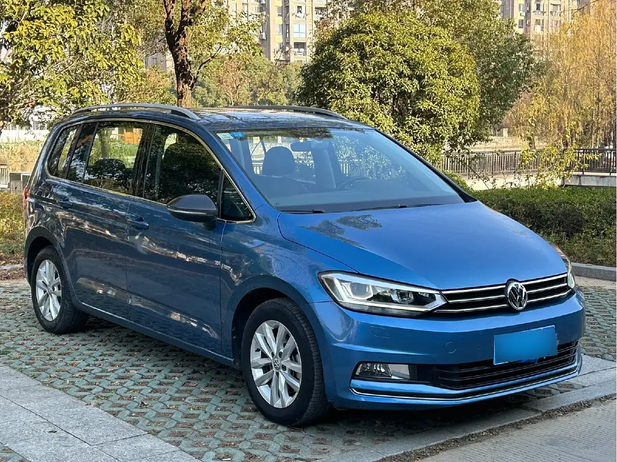 2016 Volkswagen Touran 1.4T 150HP L4 7DCT