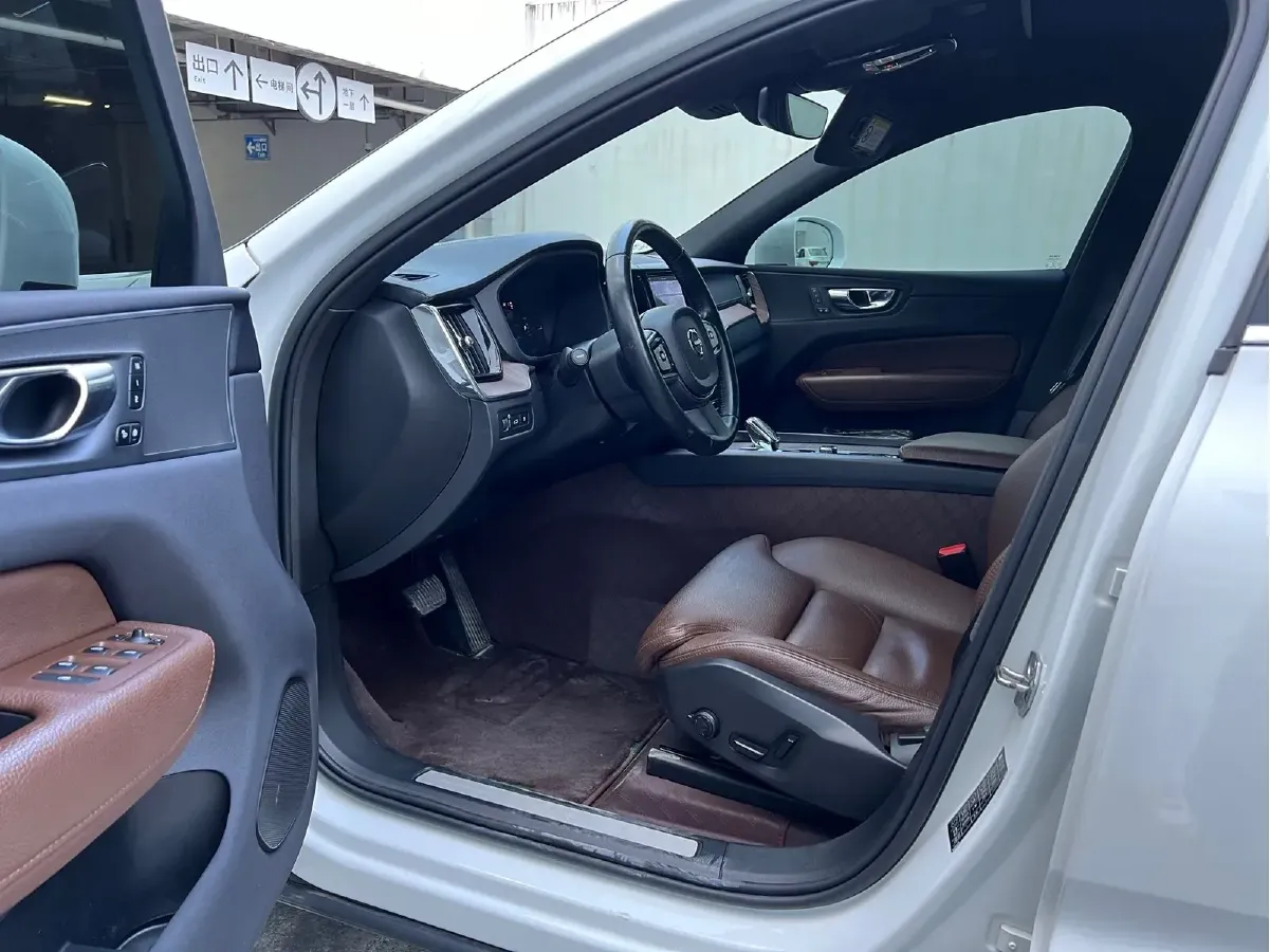 2022 Volvo XC60 PHEV 2.0T 303HP L4 8AT PHEV 11.6KWH,autocango,china used car exporter,china ev exporter,chinese used car exporter,chinese used ev exporter