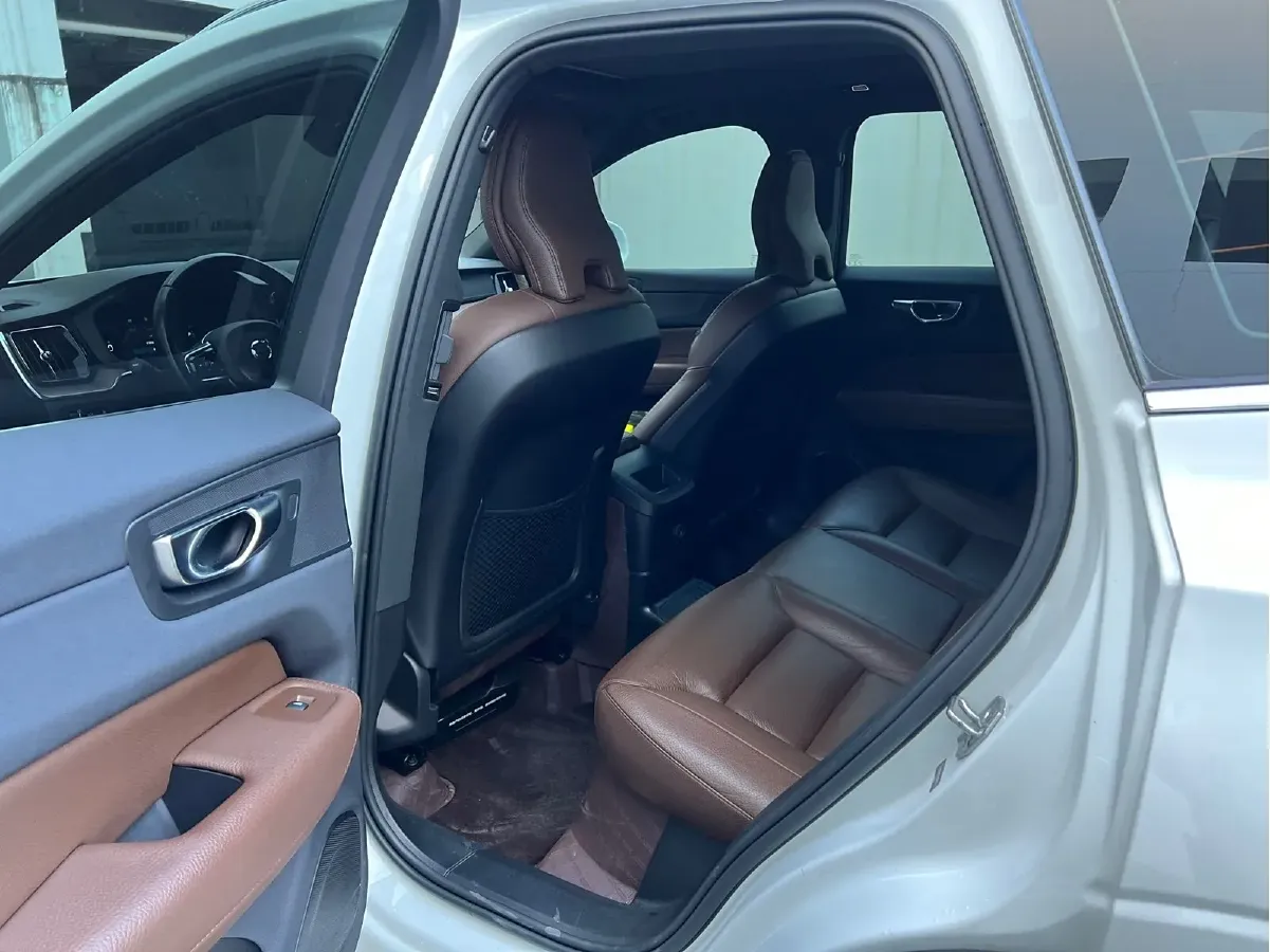 2022 Volvo XC60 PHEV 2.0T 303HP L4 8AT PHEV 11.6KWH,autocango,china used car exporter,china ev exporter,chinese used car exporter,chinese used ev exporter