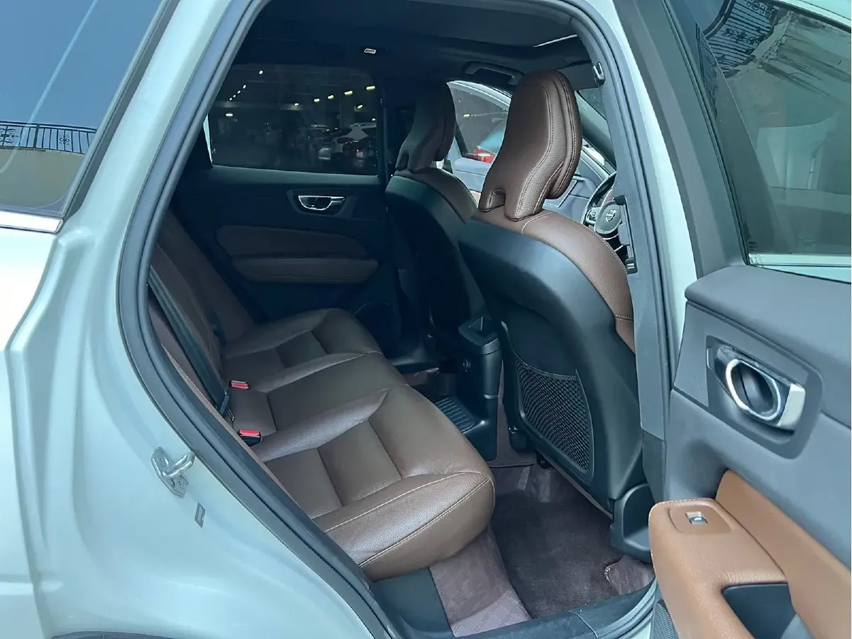 2022 Volvo XC60 PHEV 2.0T 303HP L4 8AT PHEV 11.6KWH,autocango,china used car exporter,china ev exporter,chinese used car exporter,chinese used ev exporter