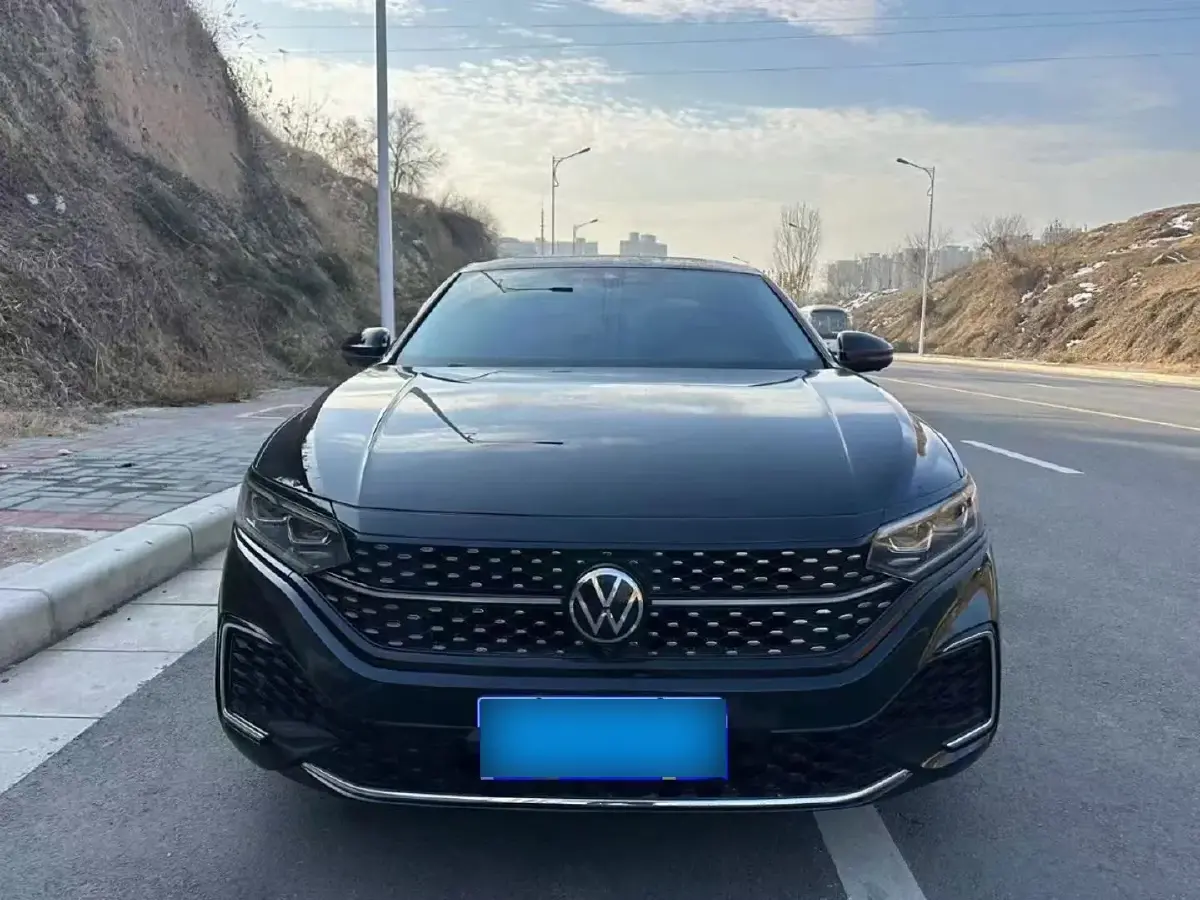 2023 Volkswagen Passat 2.0T 186HP L4 7DCT