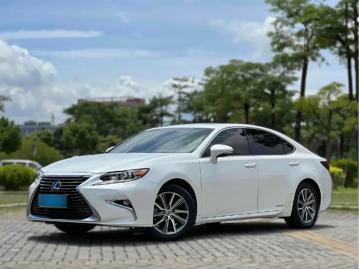 2015 Lexus ES 2.5L 160HP L4 E-CVT Hybrid