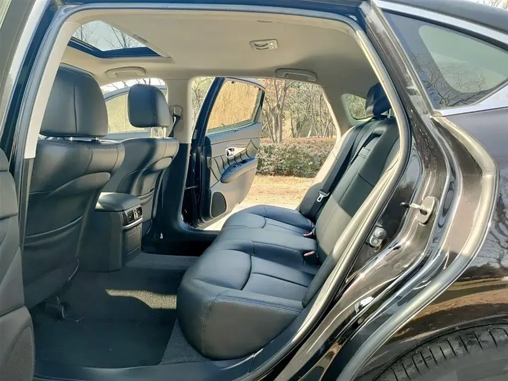 2017 Infiniti Q70 2.5L 222HP V6 7AT,autocango,china used car exporter,china ev exporter,chinese used car exporter,chinese used ev exporter