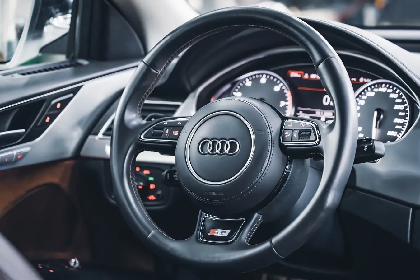 2013 Audi S8 4.0T 520HP V8 8AT,autocango,china used car exporter,china ev exporter,chinese used car exporter,chinese used ev exporter