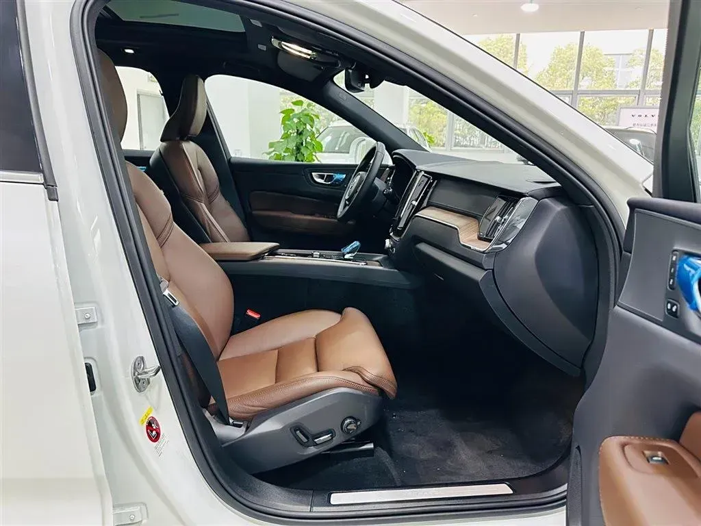 2023 Volvo XC60 PHEV 2.0T 310HP L4 8AT PHEV 18.8KWH,autocango,china used car exporter,china ev exporter,chinese used car exporter,chinese used ev exporter