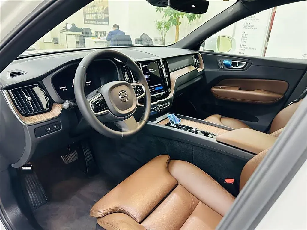 2023 Volvo XC60 PHEV 2.0T 310HP L4 8AT PHEV 18.8KWH,autocango,china used car exporter,china ev exporter,chinese used car exporter,chinese used ev exporter