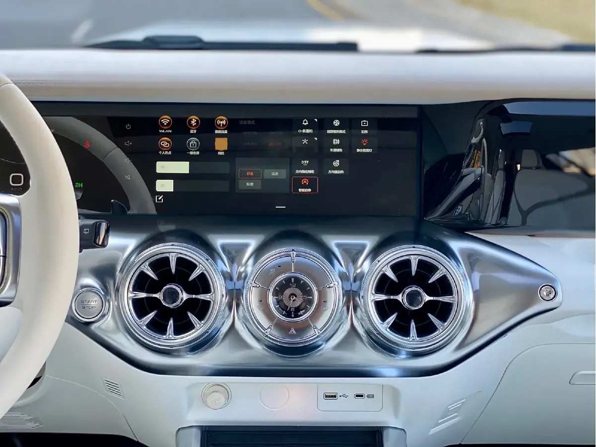 2021 Cyberspace 300 2.0T 227HP L4 8AT,autocango,china used car exporter,china ev exporter,chinese used car exporter,chinese used ev exporter