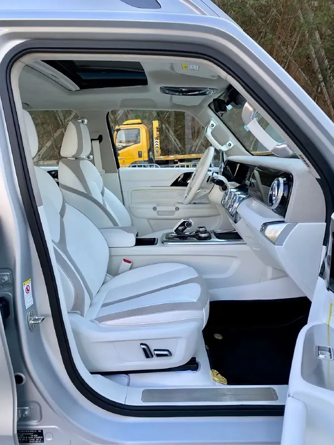 2021 Cyberspace 300 2.0T 227HP L4 8AT,autocango,china used car exporter,china ev exporter,chinese used car exporter,chinese used ev exporter