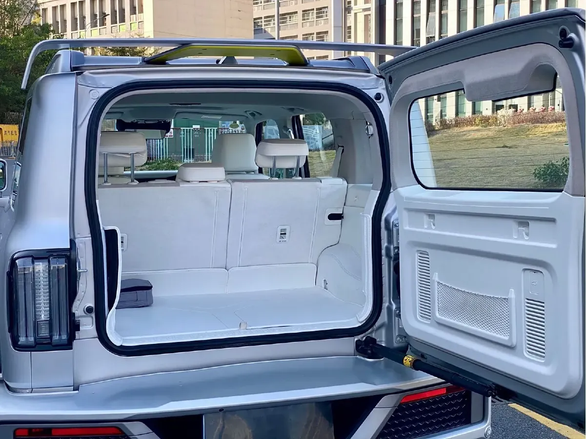 2021 Cyberspace 300 2.0T 227HP L4 8AT,autocango,china used car exporter,china ev exporter,chinese used car exporter,chinese used ev exporter