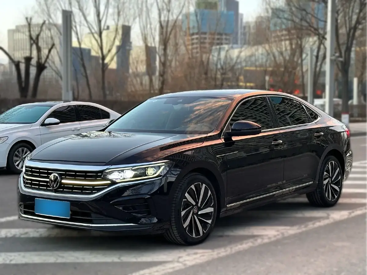 2022 Volkswagen Passat 2.0T 220HP L4 7DCT