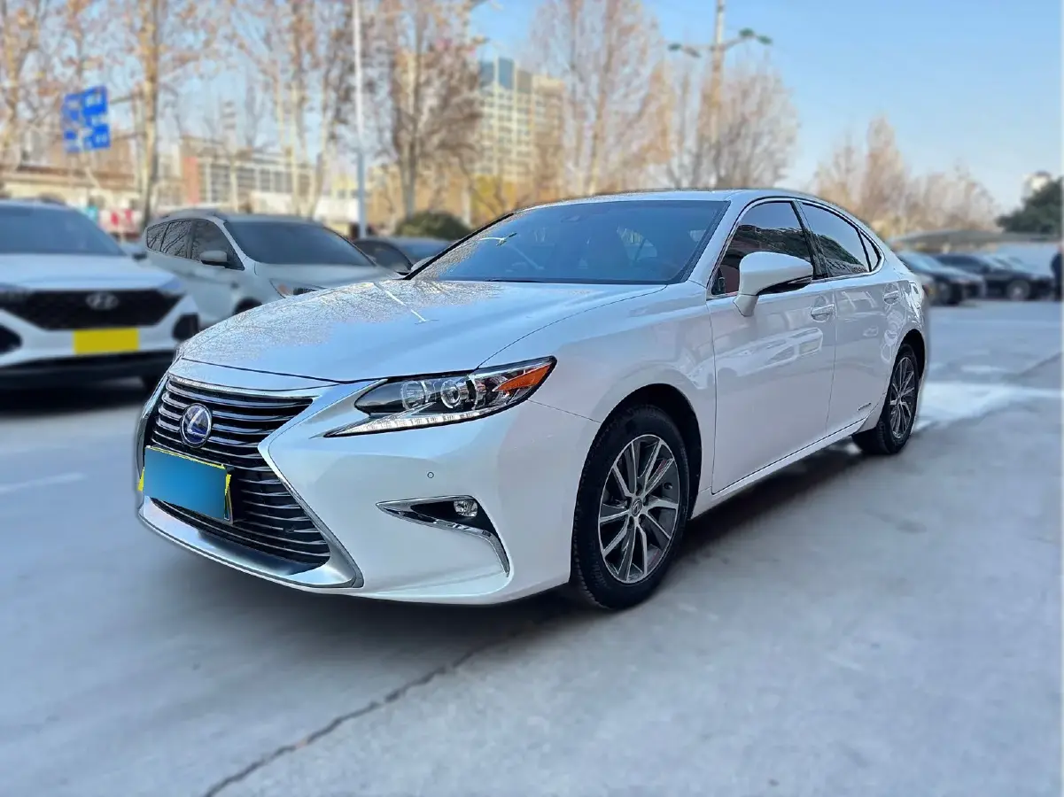 2017 Lexus ES 2.5L 160HP L4 E-CVT Hybrid