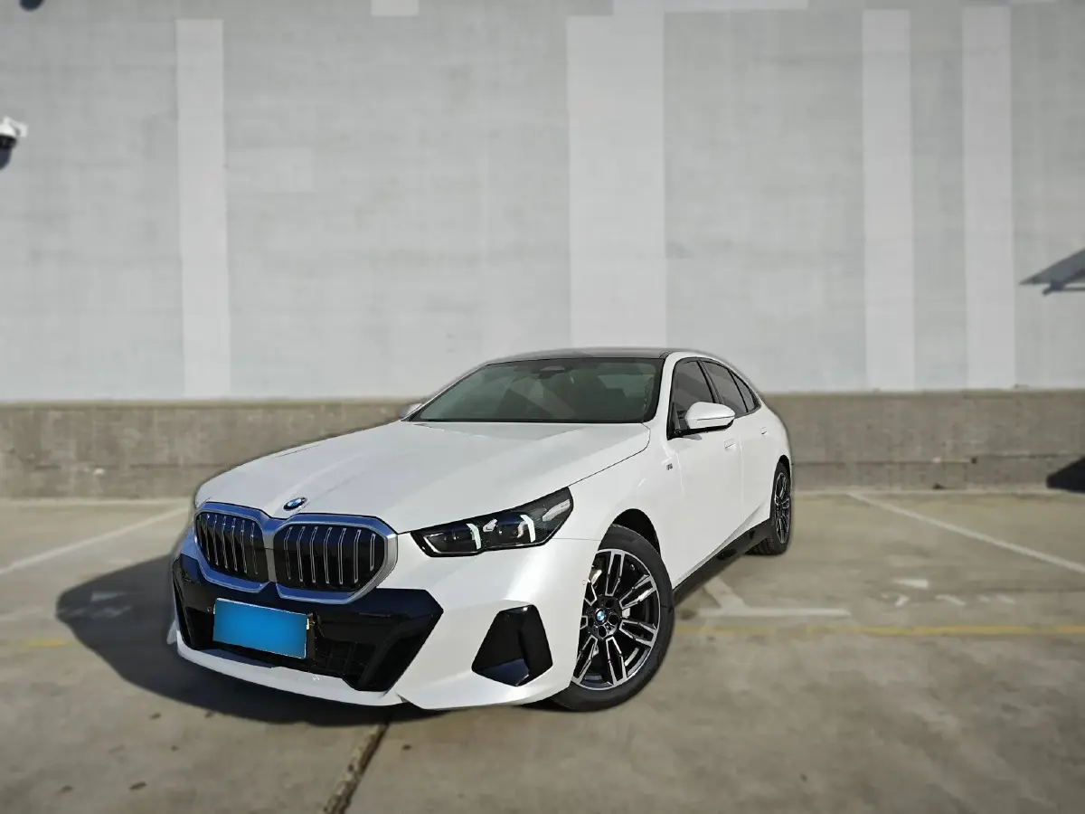 2024 BMW 5 Series 2.0T 190HP L4 8AT