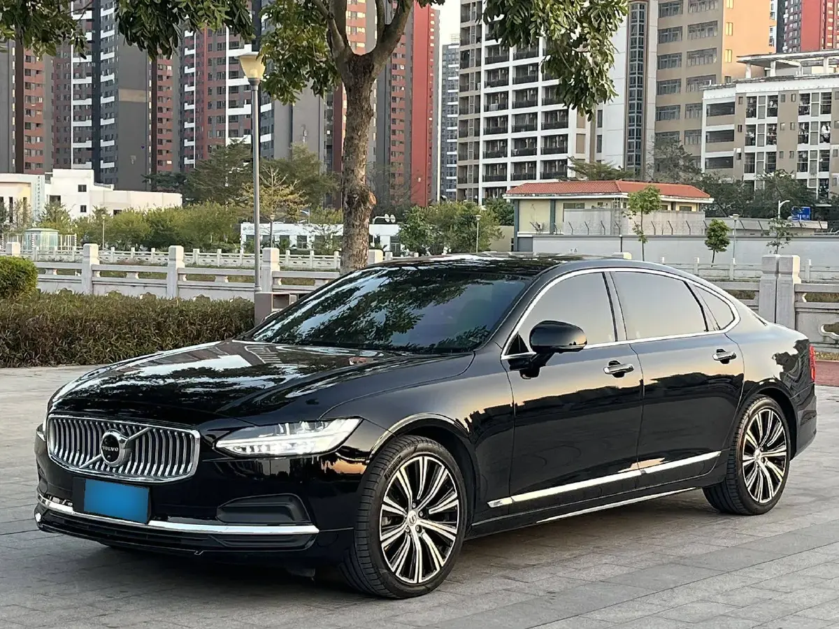 2022 Volvo S90 2.0T 250HP L4 8AT