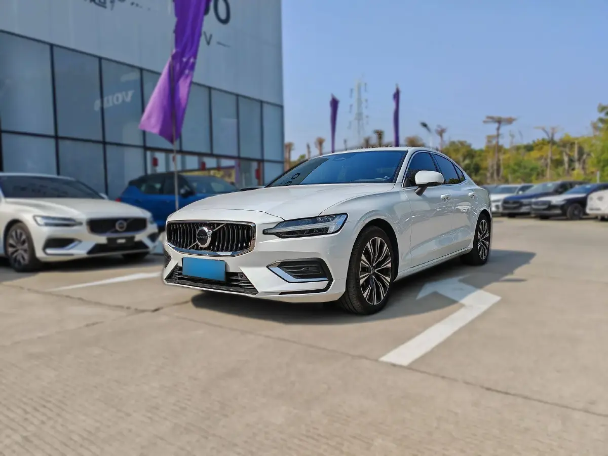 2024 Volvo S60 2.0T 197HP L4 7DCT