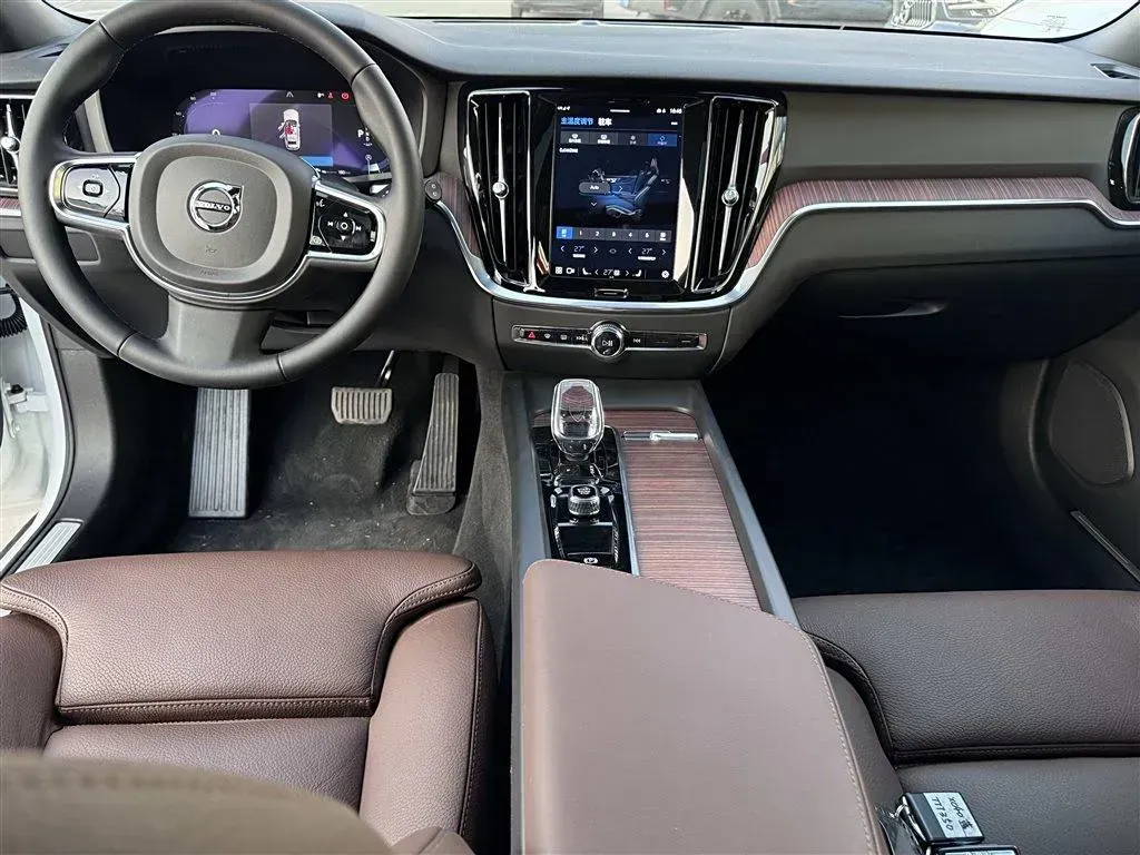 2024 Volvo V60 2.0T 250HP L4 8AT,autocango,china used car exporter,china ev exporter,chinese used car exporter,chinese used ev exporter