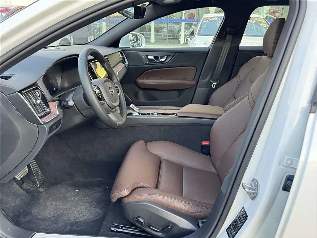 2024 Volvo V60 2.0T 250HP L4 8AT,autocango,china used car exporter,china ev exporter,chinese used car exporter,chinese used ev exporter