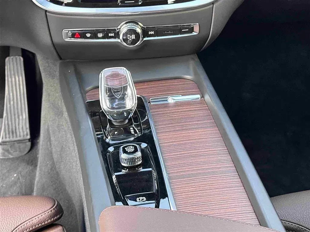 2024 Volvo V60 2.0T 250HP L4 8AT,autocango,china used car exporter,china ev exporter,chinese used car exporter,chinese used ev exporter