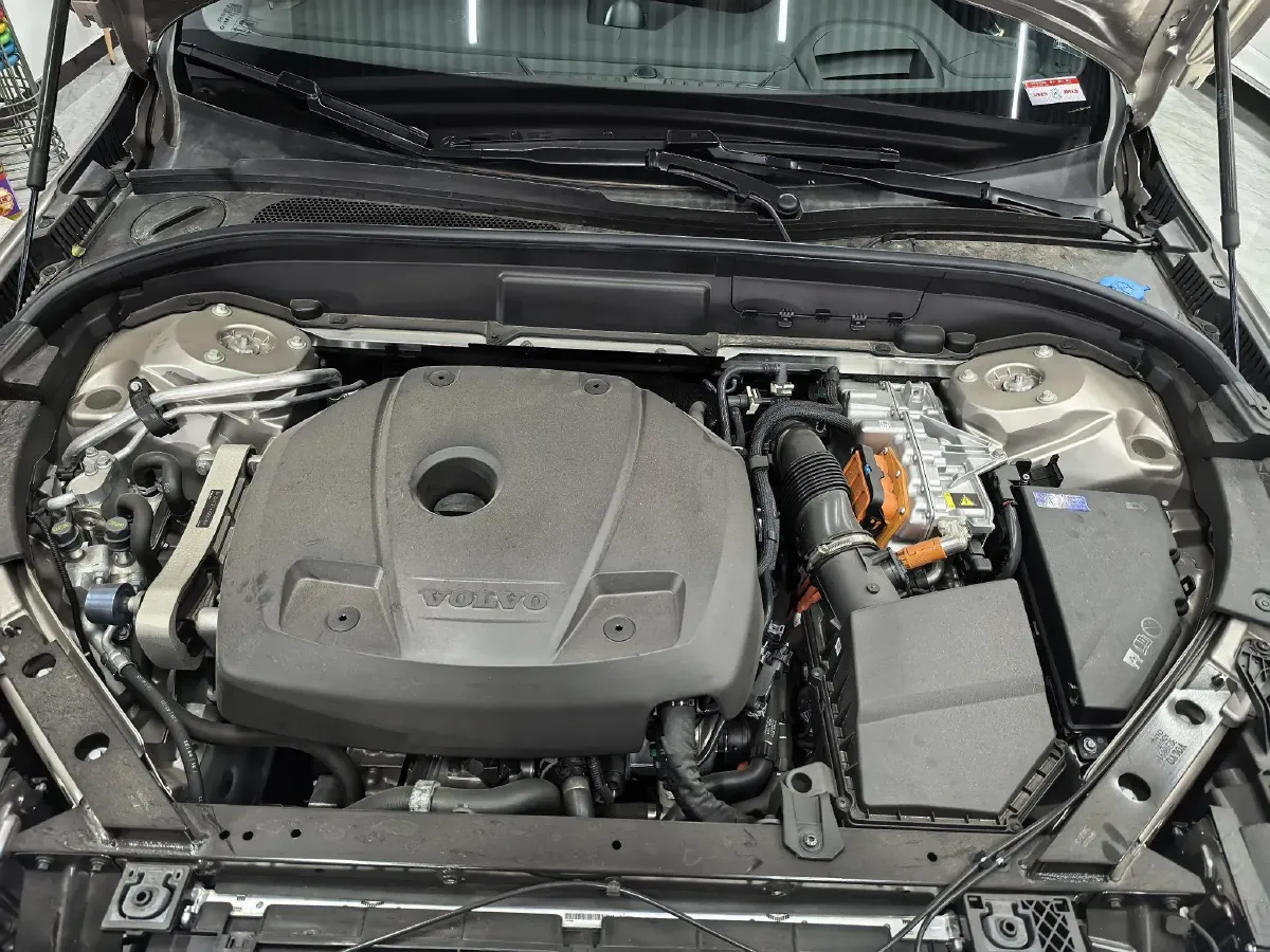 2024 Volvo XC60 PHEV 2.0T 310HP L4 8AT PHEV 18.8KWH,autocango,china used car exporter,china ev exporter,chinese used car exporter,chinese used ev exporter