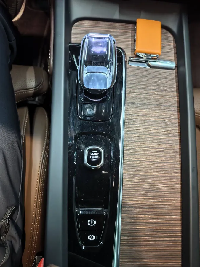 2024 Volvo XC60 PHEV 2.0T 310HP L4 8AT PHEV 18.8KWH,autocango,china used car exporter,china ev exporter,chinese used car exporter,chinese used ev exporter