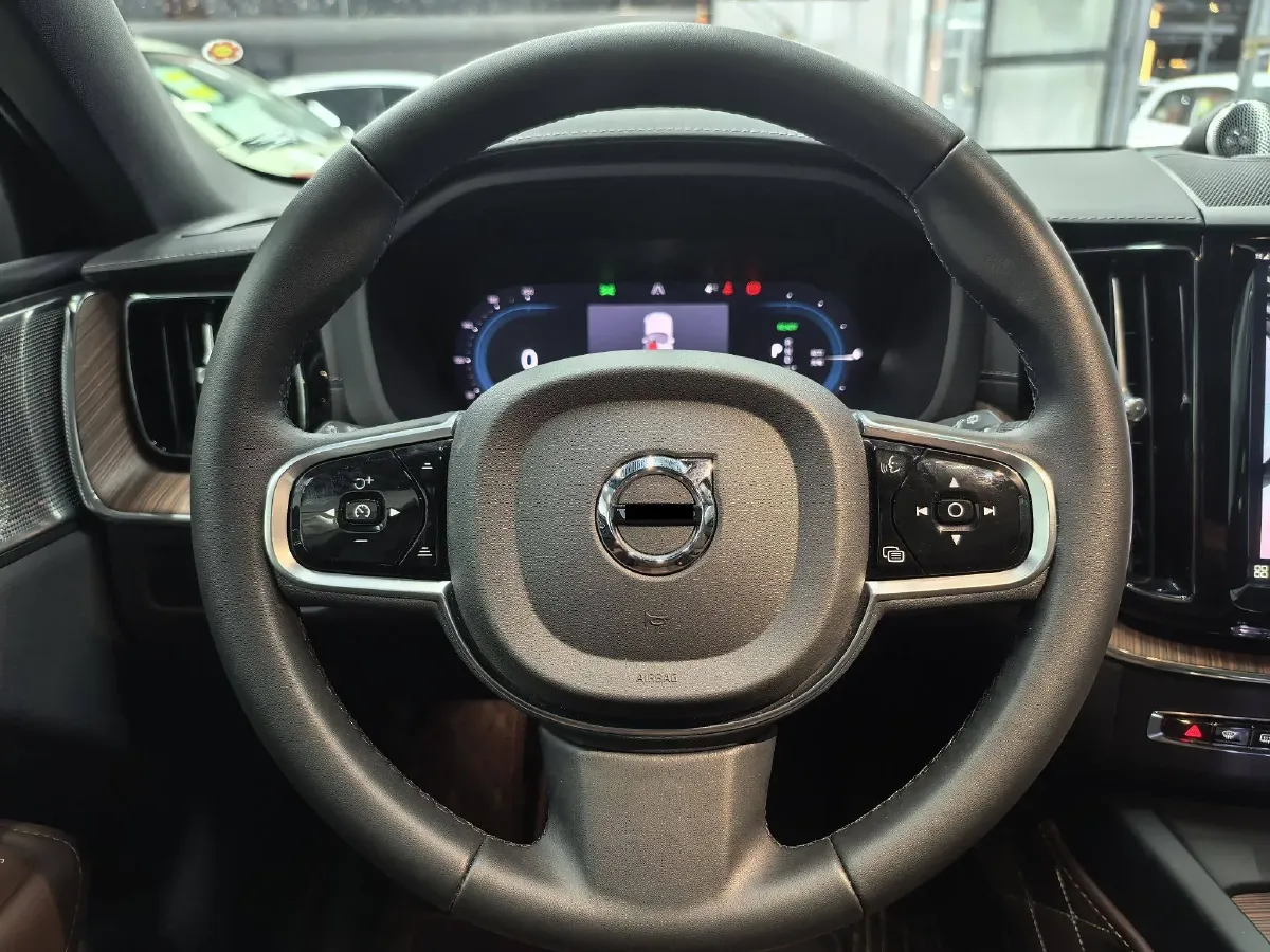 2024 Volvo XC60 PHEV 2.0T 310HP L4 8AT PHEV 18.8KWH,autocango,china used car exporter,china ev exporter,chinese used car exporter,chinese used ev exporter