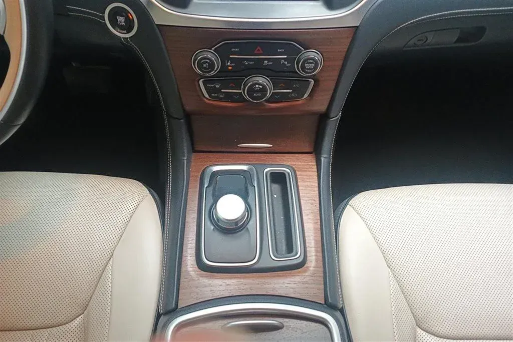 2016 Chrysler 300C 3.0L 234HP V6 8AT,autocango,china used car exporter,china ev exporter,chinese used car exporter,chinese used ev exporter