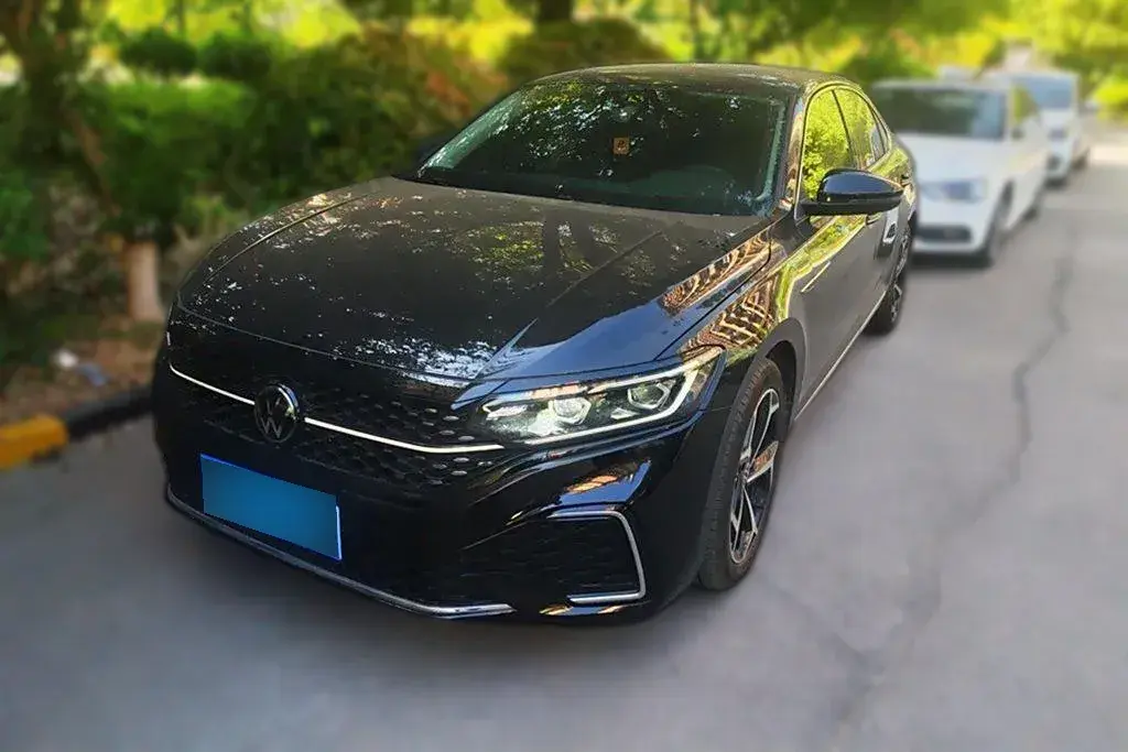 2023 Volkswagen Passat 2.0T 220HP L4 7DCT