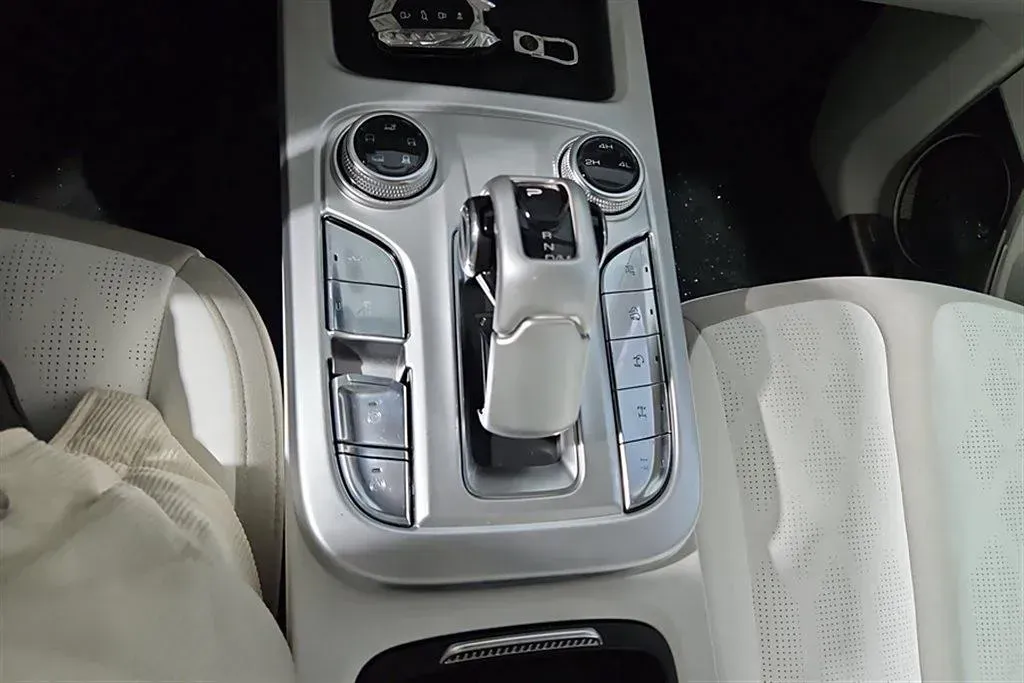 2021 Cyberspace 300 2.0T 227HP L4 8AT,autocango,china used car exporter,china ev exporter,chinese used car exporter,chinese used ev exporter