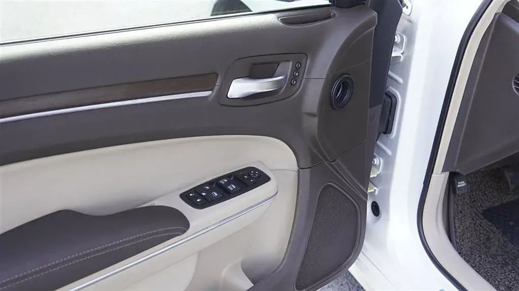 2013 Chrysler 300C 3.6L 286HP V6 8AT,autocango,china used car exporter,china ev exporter,chinese used car exporter,chinese used ev exporter