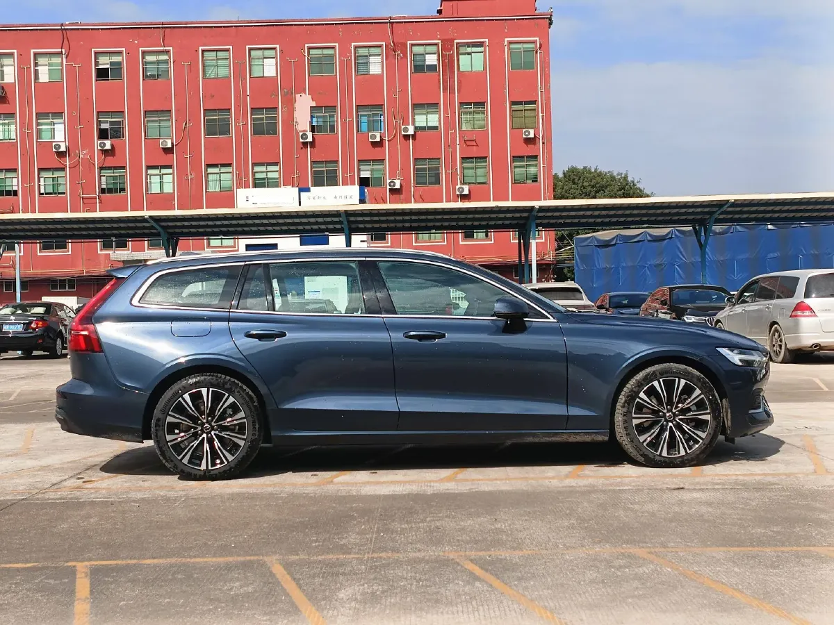 2024 Volvo V60 2.0T 250HP L4 8AT,autocango,china used car exporter,china ev exporter,chinese used car exporter,chinese used ev exporter