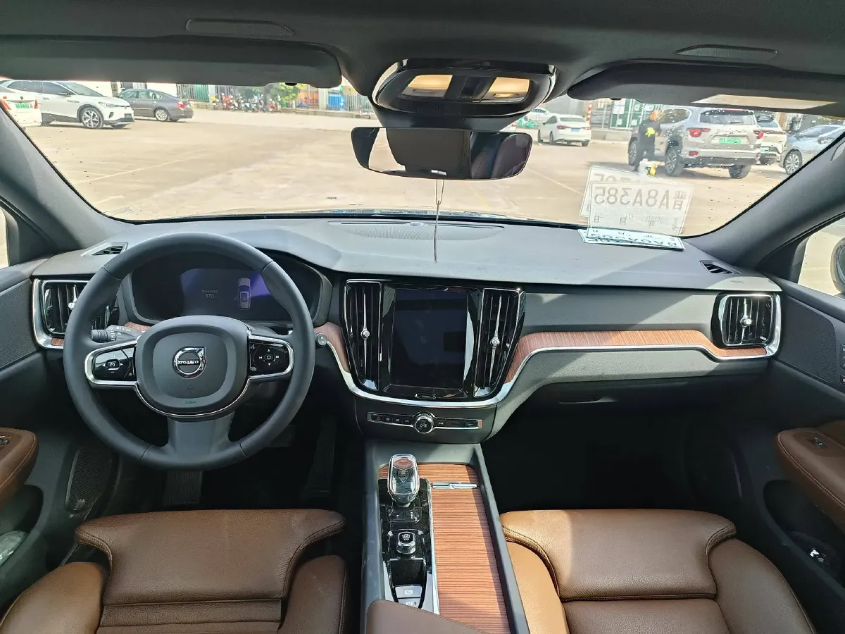 2024 Volvo V60 2.0T 250HP L4 8AT,autocango,china used car exporter,china ev exporter,chinese used car exporter,chinese used ev exporter