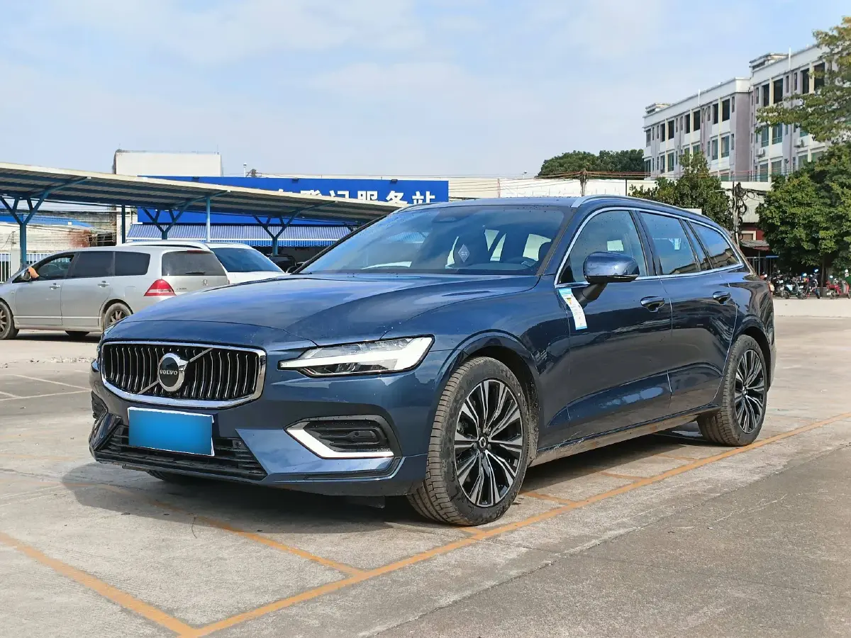 2024 Volvo V60 2.0T 250HP L4 8AT