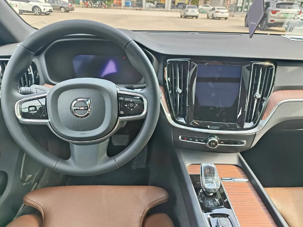 2024 Volvo V60 2.0T 250HP L4 8AT,autocango,china used car exporter,china ev exporter,chinese used car exporter,chinese used ev exporter