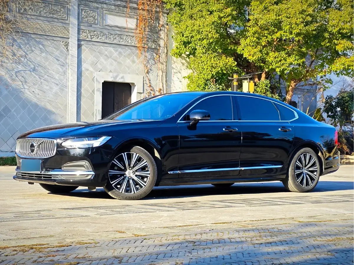 2022 Volvo S90 2.0T 250HP L4 8AT