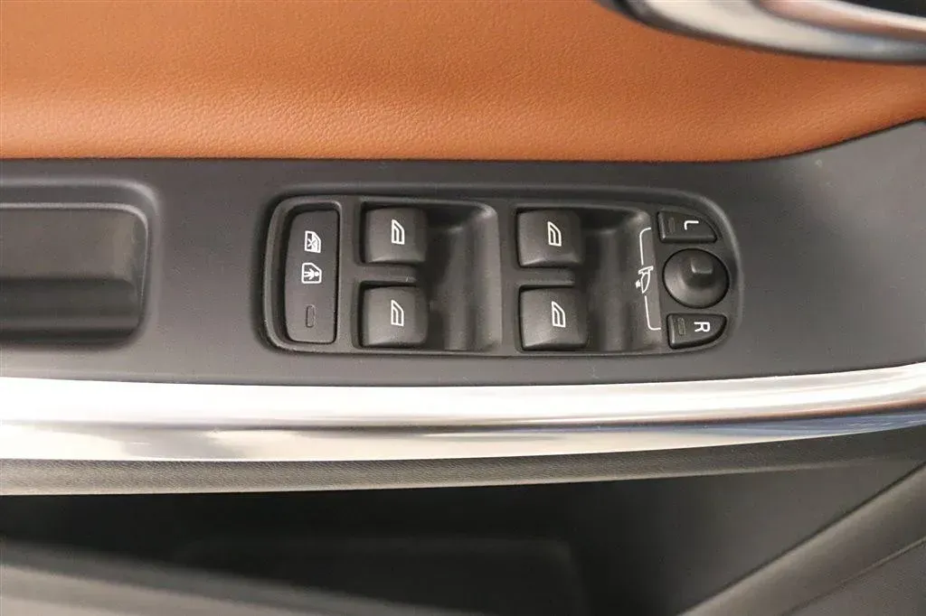 2017 Volvo V60 2.0T 245HP L4 8AT,autocango,china used car exporter,china ev exporter,chinese used car exporter,chinese used ev exporter