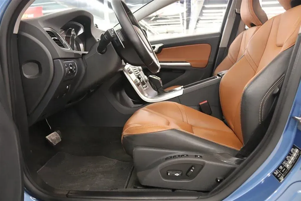 2017 Volvo V60 2.0T 245HP L4 8AT,autocango,china used car exporter,china ev exporter,chinese used car exporter,chinese used ev exporter