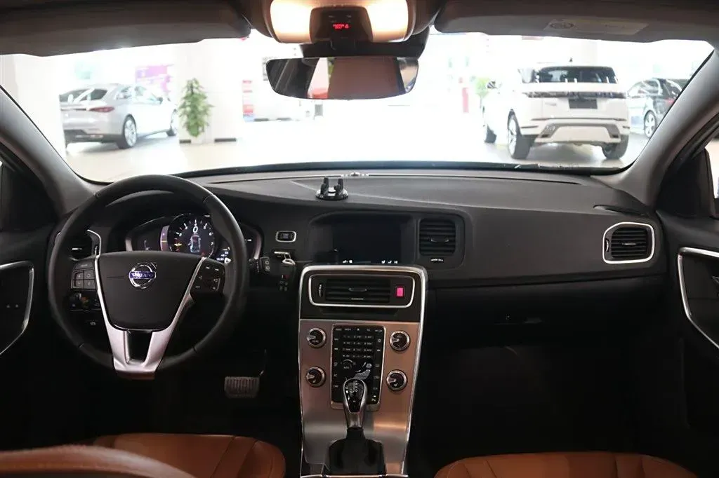 2017 Volvo V60 2.0T 245HP L4 8AT,autocango,china used car exporter,china ev exporter,chinese used car exporter,chinese used ev exporter