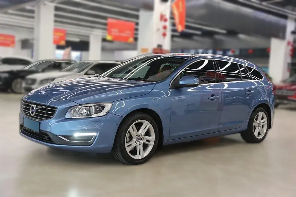 2017 Volvo V60 2.0T 245HP L4 8AT