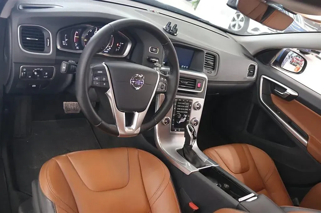 2017 Volvo V60 2.0T 245HP L4 8AT,autocango,china used car exporter,china ev exporter,chinese used car exporter,chinese used ev exporter