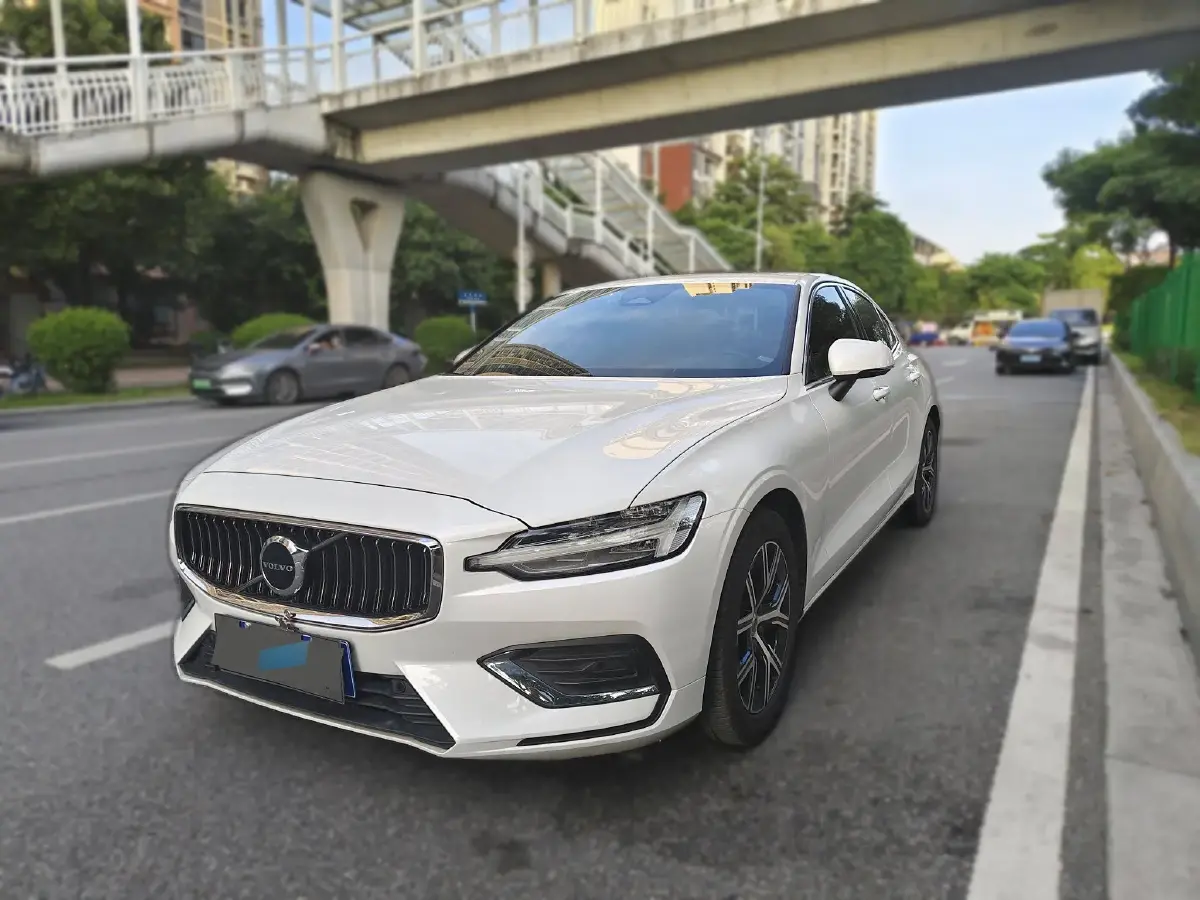 2023 Volvo S60 2.0T 197HP L4 7DCT