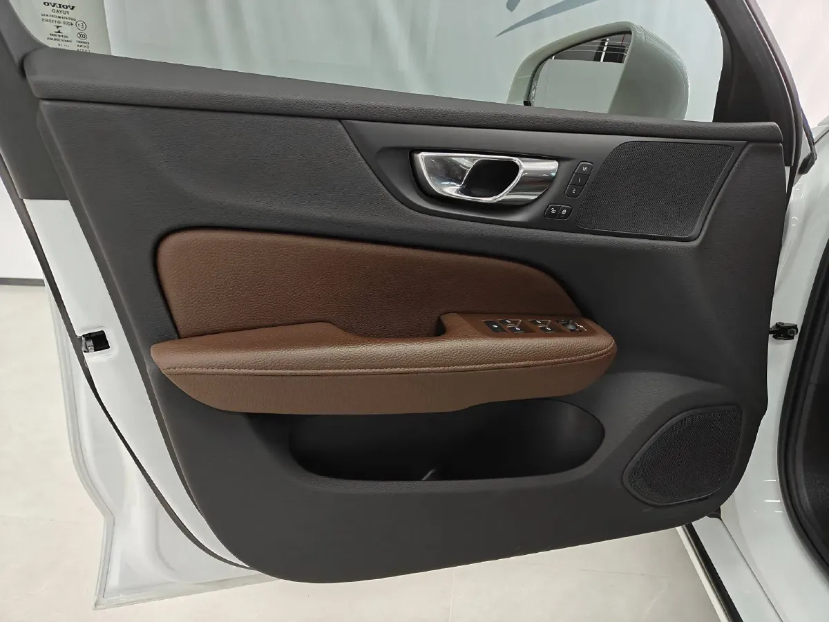 2020 Volvo V60 2.0T 254HP L4 8AT,autocango,china used car exporter,china ev exporter,chinese used car exporter,chinese used ev exporter