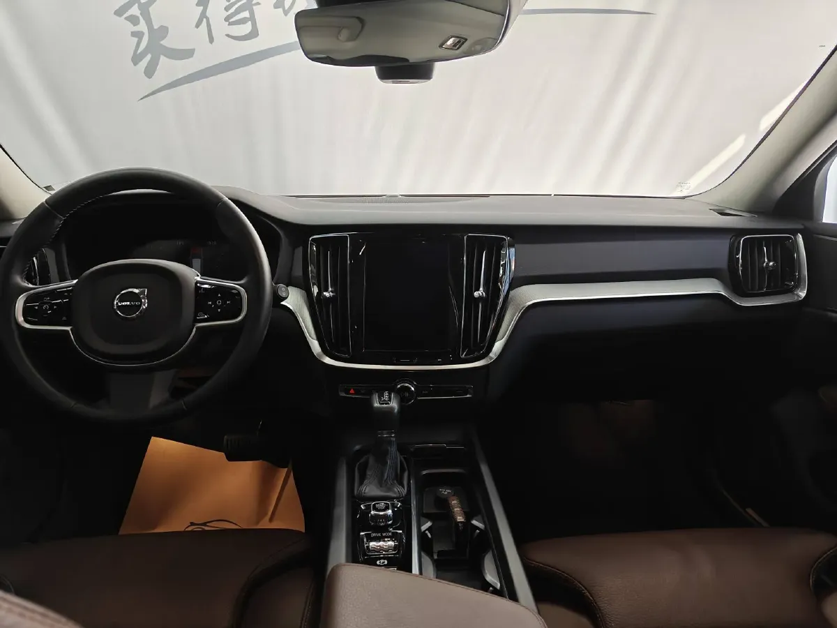 2020 Volvo V60 2.0T 254HP L4 8AT,autocango,china used car exporter,china ev exporter,chinese used car exporter,chinese used ev exporter