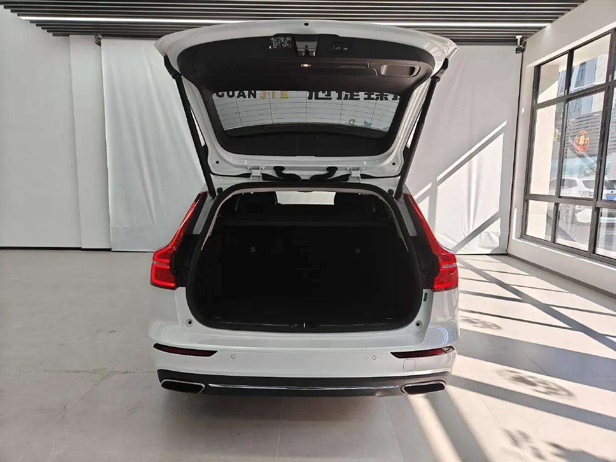 2020 Volvo V60 2.0T 254HP L4 8AT,autocango,china used car exporter,china ev exporter,chinese used car exporter,chinese used ev exporter
