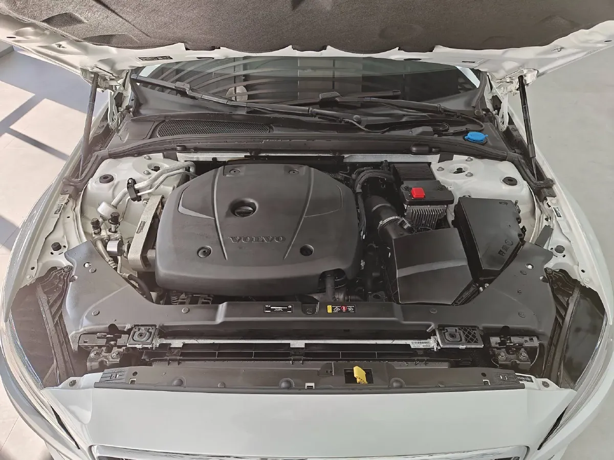 2020 Volvo V60 2.0T 254HP L4 8AT,autocango,china used car exporter,china ev exporter,chinese used car exporter,chinese used ev exporter