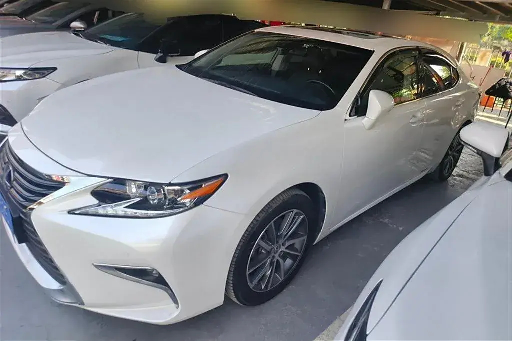 2015 Lexus ES 2.5L 160HP L4 E-CVT Hybrid